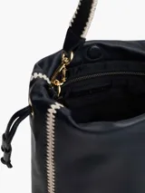 Cartera bombonera Tommy Hilfiger color azul marino, con costuras en contraste color beige. Incluye correa de hombro extraíble y cartera interior.