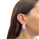 Caravanas de diseño original, en colores tornasolados con acabado perlado, ideales para realzar cualquier look.