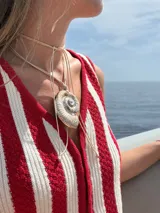 Gargantilla de tiento color beige con dije de caracol de resina.