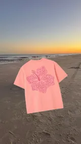 Remerón rosa con estampado de una flor de hibisco con motivos playeros y la frase "Glassy Waves".