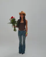 Pantalón de jean Diesel de tiro bajo y corte acampanado, color celeste con desgaste en los muslos.