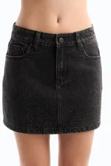 Minifalda de denim negro con calce ajustado y strass plateado.