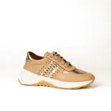 Zapatillas deportivas de cuero color beige con detalles metálicos y suela blanca.