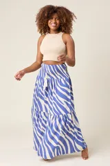 Falda larga con estampado de cebra en tonos marrón y blanco, cintura elastizada tipo smock con cordón ajustable y terminación en borlas.