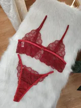 Conjunto de lencería de dos piezas color rojo, compuesto por un bralette de encaje floral con tirantes finos ajustables y una tanga a juego con bordes festoneados.