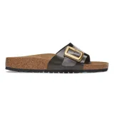 Sandalia Birkenstock modelo Catalina CB Birko-Flor, color negro con hebilla dorada.