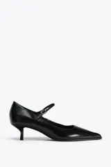Zapato de cuero negro con tacón kitten, tira con hebilla ajustable y punta fina.