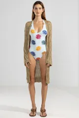 Cardigan largo de tejido de punto calado color dorado.