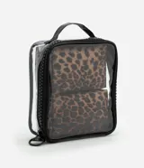 Kit de tres neceseres: uno grande transparente con asa y dos medianos con estampado animal print de leopardo y cierre de cremallera.