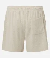 Bermuda masculina color crudo confeccionada en jacquard texturizado. Posee cintura elástica con cordón ajustable y bolsillos laterales.