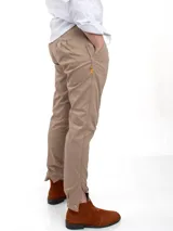Bombacha confeccionada en tela resistente y cómoda, con bolsillos amplios y detalles elegantes.