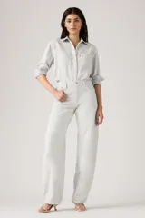 Pantalón de jean celeste claro, de corte amplio y tiro alto.