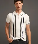 Camisa polo de punto color crema con rayas verticales azul marino, cuello con cremallera, manga corta con ribete a rayas y corte slim fit.