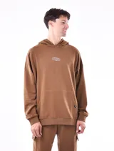 Buzo hoodie color marrón con bolsillo tipo canguro y logo bordado en el pecho.
