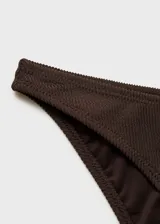 Braga de bikini marrón chocolate de tejido de canalé con forro interior.