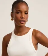 Musculosa blanca de algodón con cuello redondo y sisas anchas.