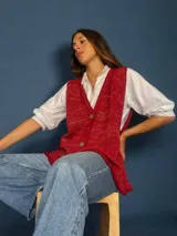 Chaleco tejido a mano con escote en V, bordado con botones, confeccionado en algodón con detalles de lurex. Terminaciones en crochet y bordados hechos a mano con lana merino.