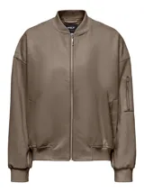 Chaqueta bomber color marrón topo, de corte holgado, con cuello alto, cierre frontal con cremallera y mangas largas con hombros caídos.