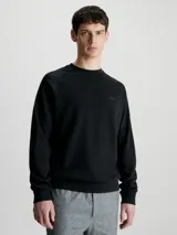 Buzo negro de algodón modal suave con cuello redondo, puños y bajo de canalé. Presenta un logo de Calvin Klein en la misma gama de tonos en el pecho.