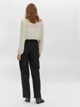 Pantalón de vestir negro con pinzas frontales y corte ajustado de pierna ancha.