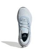 Championes de running Adidas Questar 3, color celeste claro con detalles en rosado pálido y blanco. Presentan tres franjas características de Adidas en los laterales y suela gruesa de amortiguación.