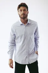 Camisa celeste a rayas verticales blancas, de corte clásico, manga larga y cuello abotonado.