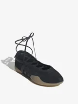 Bailarinas Adidas Taekwondo Mei color negro con las tres tiras laterales características de la marca. Presentan cordones para atar al tobillo y suela color caramelo.