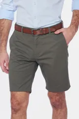 Bermuda de gabardina azul marino, corte recto, con bolsillos laterales y traseros.