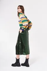 Falda midi de poliéster con lentejuelas verdes.