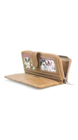 Billetera larga color camel con presilla y broche a presión. Interior con visor, tarjeteros y bolsillos. Compartimento posterior con cierre metálico, incluye bolsillos y monedero con cierre.
