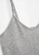 Top corto de punto color beige, con tirantes finos y escote en V.