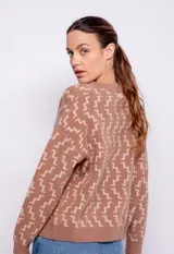 Sweater color marrón con diseño geométrico en beige, de cuello redondo y mangas largas.