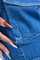 Mini falda de jean azul con bolsillos cargo laterales y cinturón con hebilla metálica.