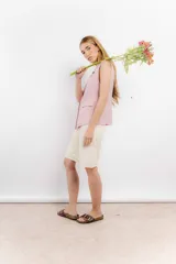 Chaleco color rosa pastel con botones, corte oversize y bolsillos frontales.