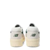 Championes New Balance 550 color beige y verde con detalles en blanco.