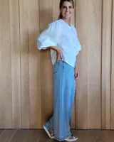 Pantalón de jean celeste de corte acampanado, con tiro alto y bolsillos delanteros y traseros.