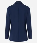 Blazer femenino de corte alargado, color gris oscuro, con cuello solapa, cierre frontal de dos botones y bolsillos incorporados.