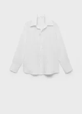 Camisa blanca oversize de lino, con cuello camisero, manga larga con puños abotonados y cierre frontal con botones.