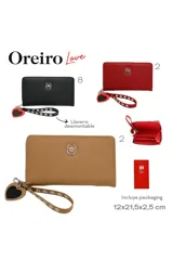 Billetera beige con cierre, correa de muñeca desmontable con detalle de ojalillos metálicos y dije colgante en forma de corazón.