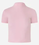 Blusa corta rosa de rib, con cuello alto y mangas cortas.