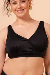Top de bikini reductor negro, sin aro, con escote cruzado, breteles anchos regulables y broche en la espalda.