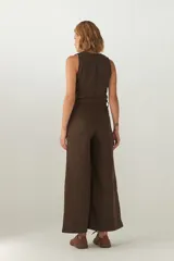 Pantalón marrón de tiro alto y corte jeanero, confeccionado en lana fina sin teñir.