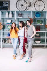 Zapato de tacón plateado con diseño de escamas y flor turquesa en la punta.