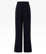 Pantalón pantalona de sastrería a rayas verticales azul marino y blanco. Tiene trabillas en la cintura y cierre con botón y cremallera.