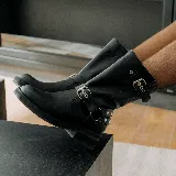 Bota de cuero vacuno color marrón, con suela de goma artesanal, caña ajustable con hebilla y cierre interno YKK.