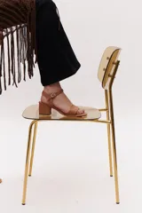 Sandalias con taco de madera, tira delantera y tobillera con estampado animal print.