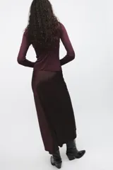 Falda midi color verde oliva de satén con cintura elástica.