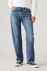 Pantalón de jean celeste de corte holgado.