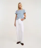 Remera de algodón a rayas horizontales azules y blancas, de manga corta y cuello redondo.