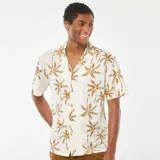 Camisa de manga corta blanca con estampado de palmeras marrones, cuello clásico y cierre con botones.